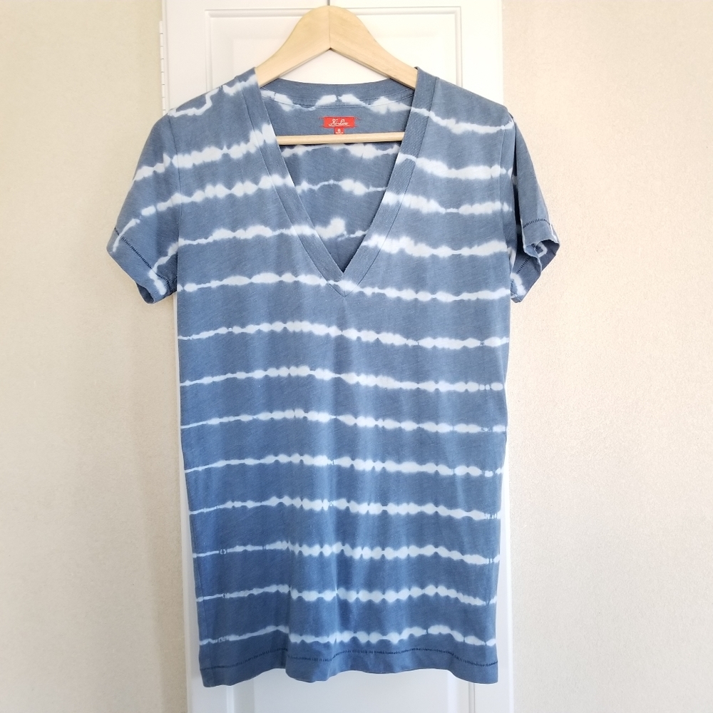 Hi-Line Blue V-Neck Tie Dye Short Sleeve Tee Shirt size Small